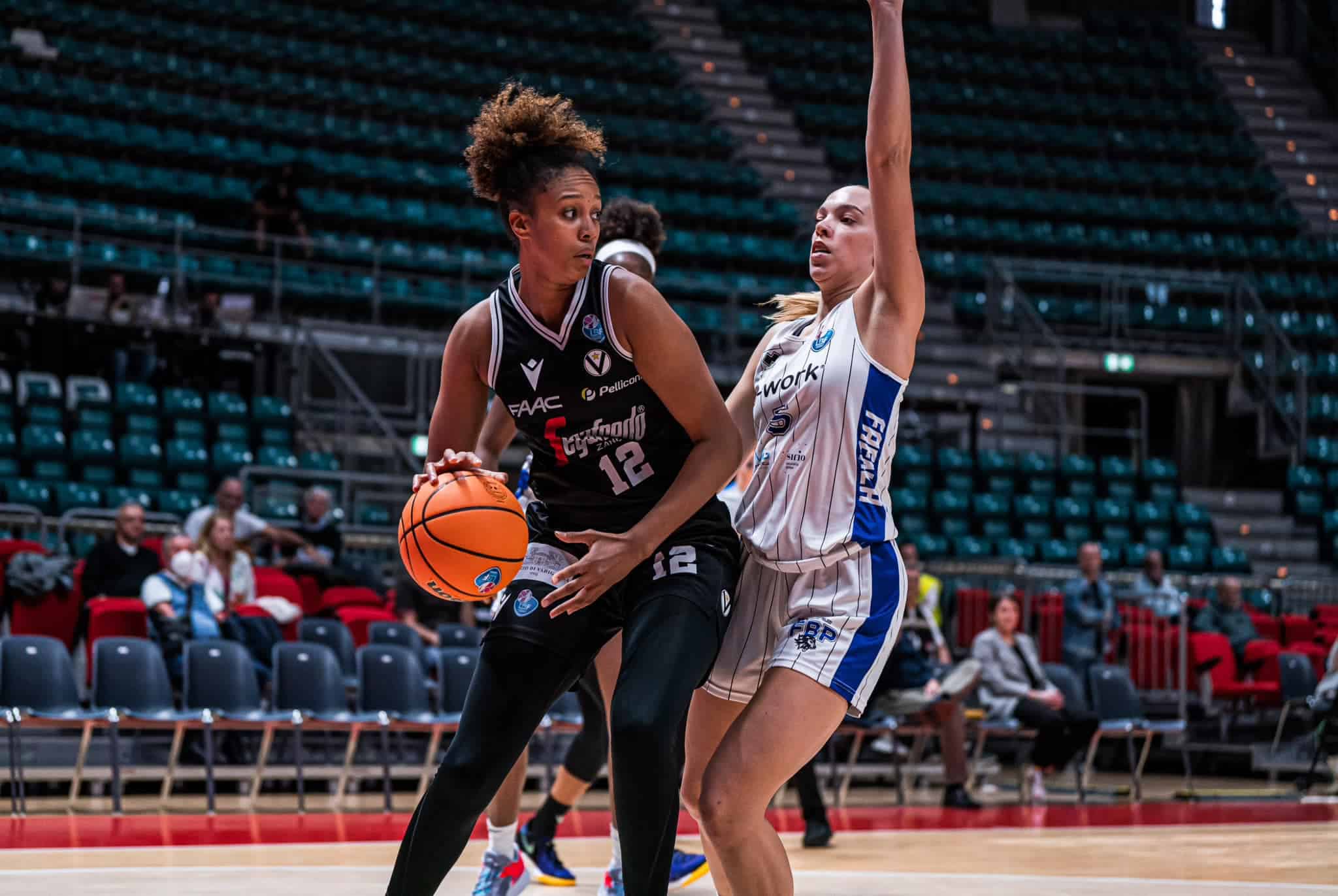 La palla da basket senza aria che non si buca mai e non va